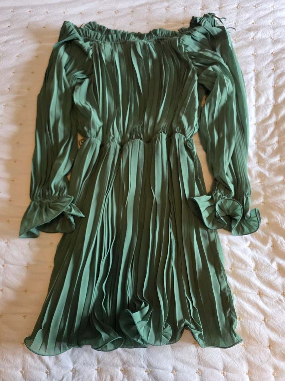 Vici Women's Green Off-the-Shoulder Long Sleeve Pleated Mini Dress